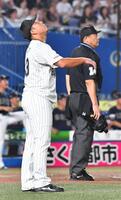 　８回にオリックスに追加点を奪われ天を仰ぐ八木（撮影・持木克友）
