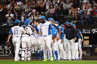 　ＣＳ進出を決め、伊藤（左）ら日本ハムナインを迎える新庄監督（右）＝撮影・中島達哉