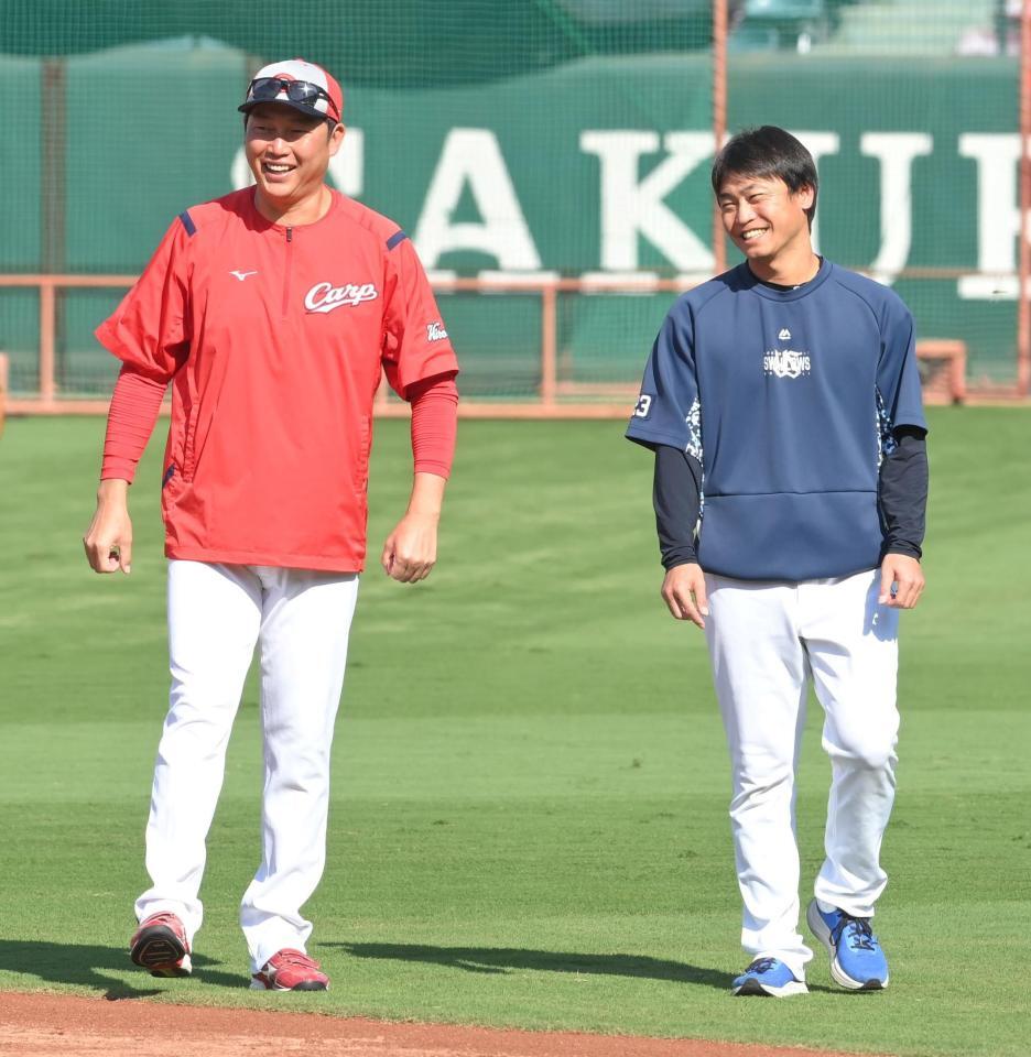 　広島の練習中、新井監督と話をする青木（撮影・市尻達拡）