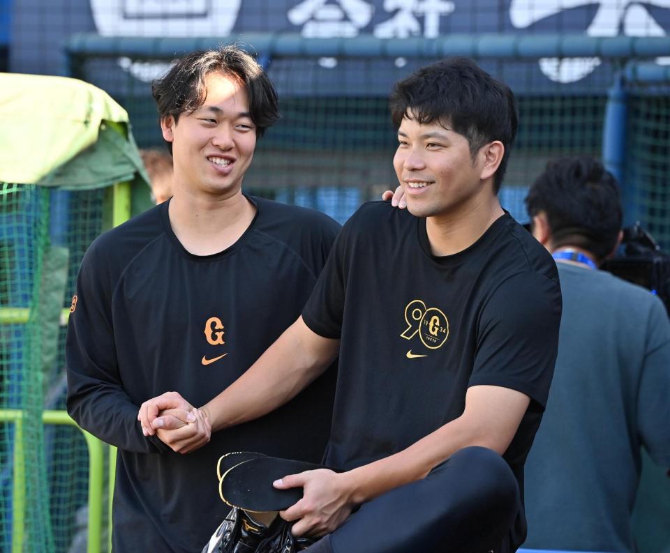 　試合前に談笑する山崎伊（左）と大城卓