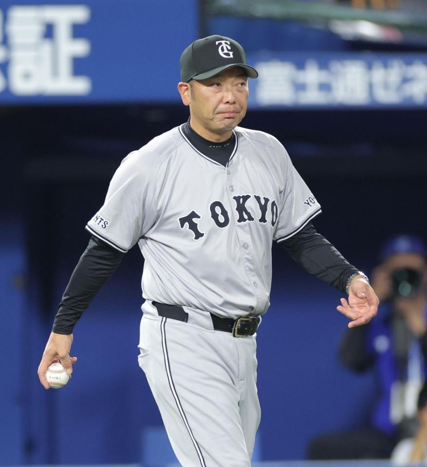 　３回、投手交代を告げた後、マウンドへ向かう阿部監督（撮影・西岡正）
