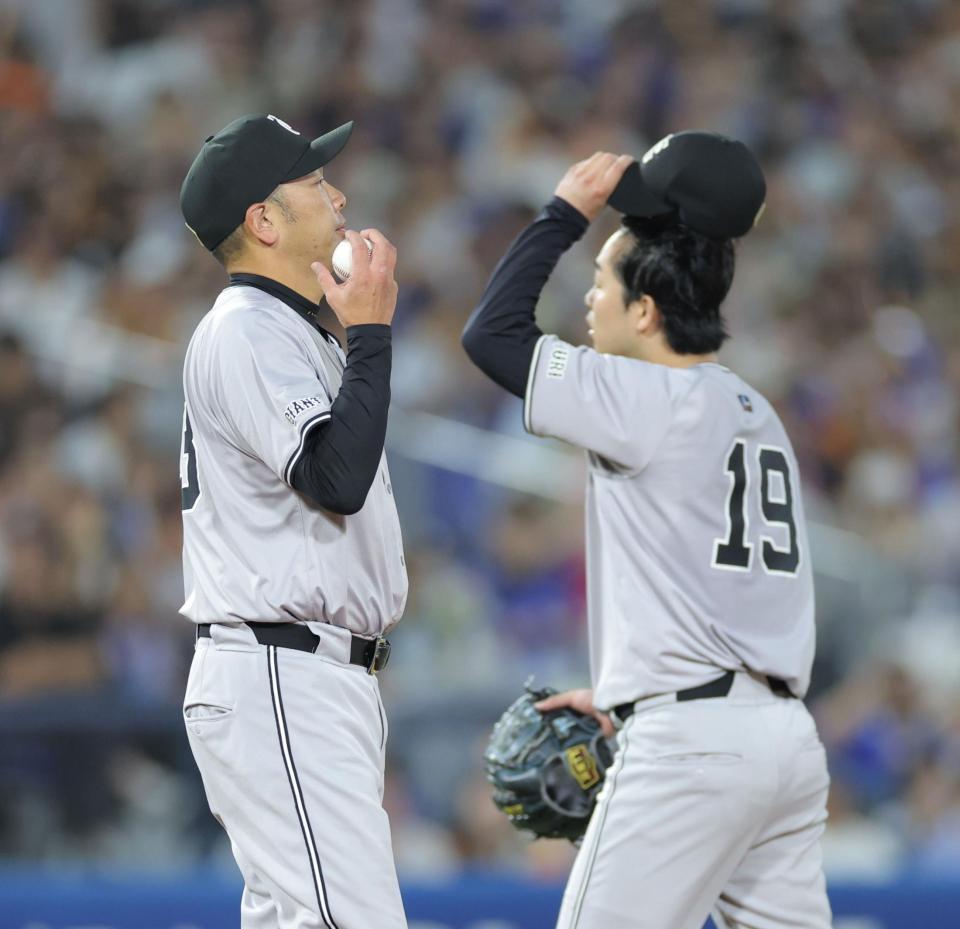 　３回、４点目を失い、山崎伊（右）を降板させる阿部監督（撮影・西岡正）