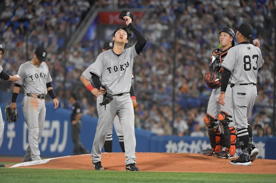 　３回途中４失点で降板する山崎伊（中）＝撮影・佐藤厚