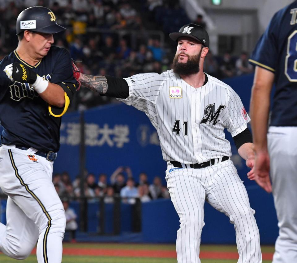 　１回、杉本（左）の投前打を捕球しタッチするカイケル（撮影・持木克友）