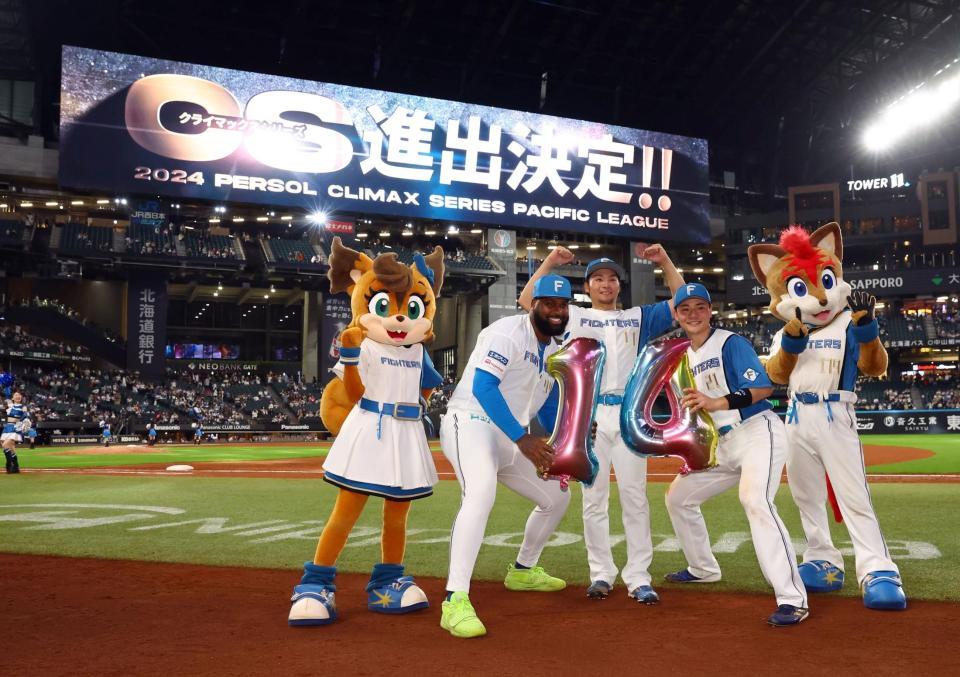 　ＣＳ進出決定のビジョンと共に喜ぶ（左から）レイエス、伊藤、清宮（撮影・中島達哉）