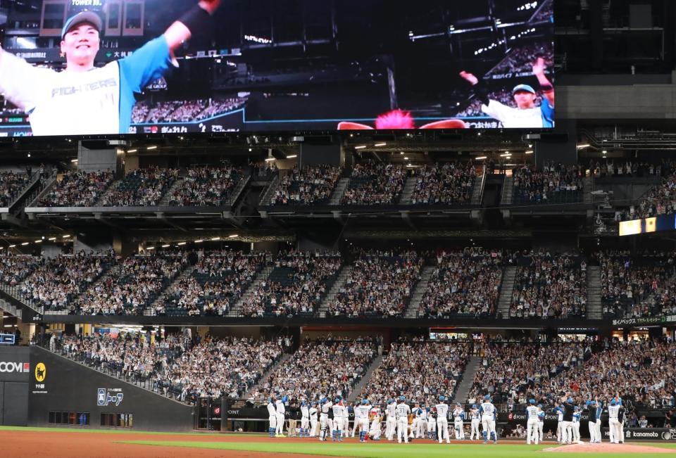 　ＣＳ進出を決め、清宮の声出しで一丁締めを行う新庄監督（右下）ら日本ハムナイン（撮影・中島達哉）