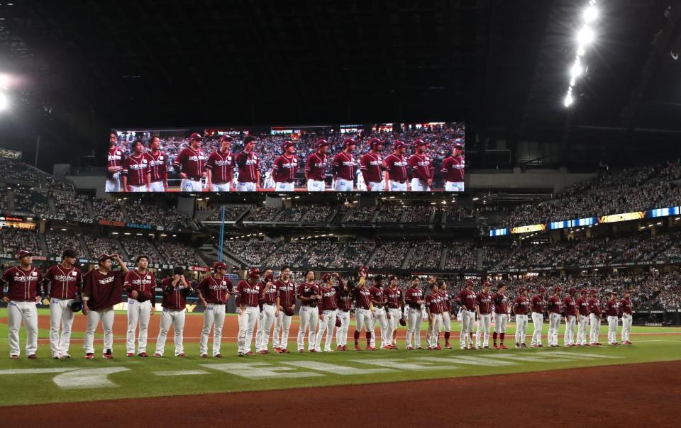 　エスコンフィールドＨＯＫＫＡＩＤＯでの今季最終戦を終え、スタンドにあいさつをする今江監督（右）ら楽天ナイン（撮影・中島達哉）