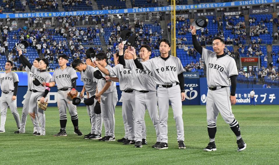 　横浜スタジアムでの最終戦を勝利で飾り、レフトスタンドのファンにあいさつする阿部監督（右）とナイン（撮影・佐藤厚）