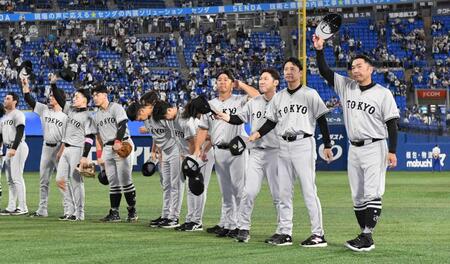 　レフトスタンドのファンにあいさつする阿部監督（右端）とナイン（撮影・佐藤厚）