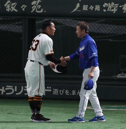 　試合後握手する阿部監督と立浪監督（撮影・金田祐二）