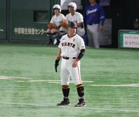 　６回、門脇のレフトへの打球で三本間に立ち止まる岡本和（撮影・金田祐二）