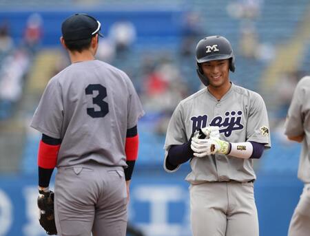 　３回、右前打を放ち笑顔を見せる明大・宗山塁（撮影・堀内翔）