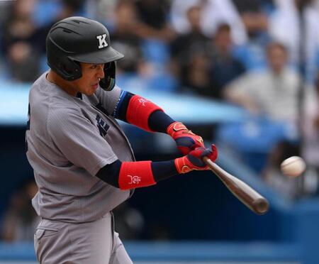 慶大・清原正吾内野手がリーグ戦１号　九回起死回生の同点ソロをバックスクリーン左へ　応援席の父・和博氏に指さしアピール　父は周囲とグータッチ