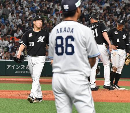 　８回途中で降板する西野（左）＝撮影・持木克友