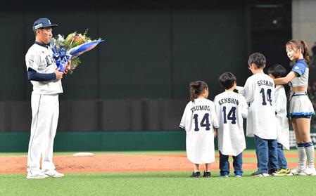 　子供たちから手紙をプレゼントされる増田（左）撮影・持木克友