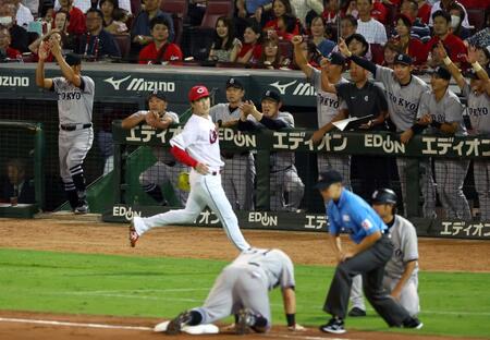 　４回、先制し盛り上がる巨人ナイン（撮影・山口登）