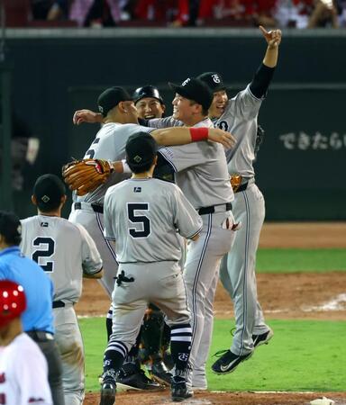 　優勝を決めぶ坂本ら巨人ナイン（撮影・山口登）