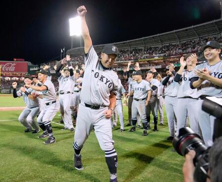 　４年ぶりのリーグ優勝を決め喜ぶ阿部監督