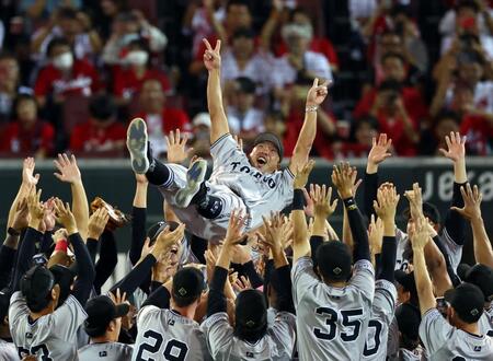 【写真】感動の光景！阿部監督と菅野が喜びの抱擁　表情が最高すぎる