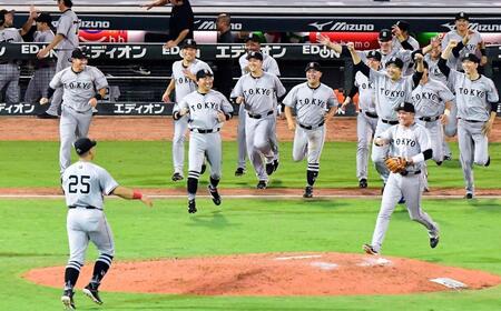 　４年ぶりのリーグ優勝を決め、マウンドに駆け寄る巨人ナイン