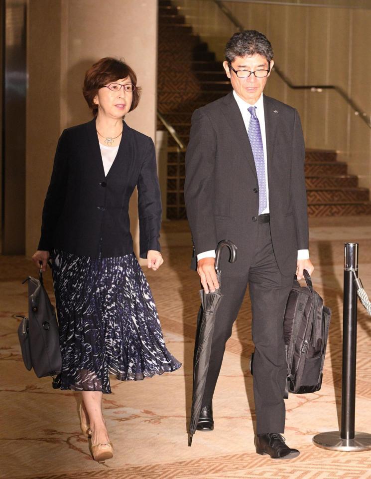 　会議に出席した横浜ＤｅＮＡ・南場智子オーナー（左）＝撮影・佐々木彰尚