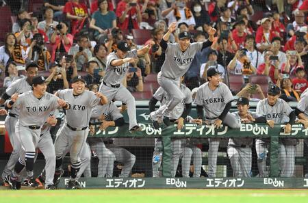 　優勝を決め、グラウンドに飛び出す戸郷