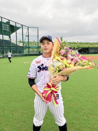 　ファーム最終戦で本塁打を放った山崎