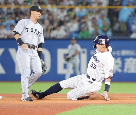 　１回、二盗に成功する村上（撮影・西岡正）