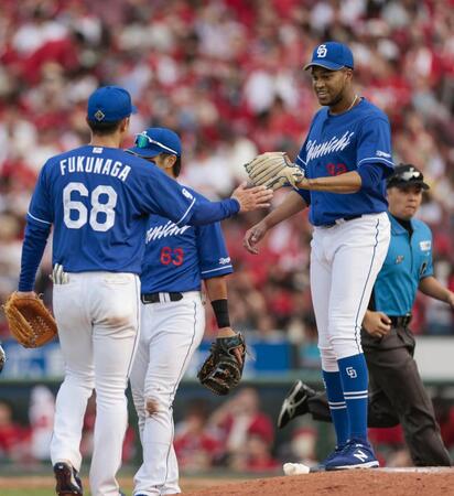 　広島に勝利し、タッチを交わすマルティネス（右）