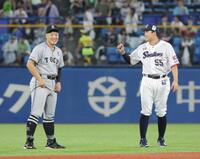 　試合前、村上（右）と談笑する岡本和（撮影・西岡正）