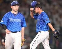 　７回、佐藤輝に逆転の２点適時三塁打を浴びた伊勢。左は佐野（撮影・中田匡峻）