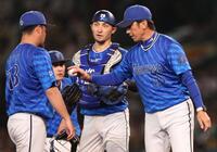 　７回、マウンドに伊勢（左）を送り込む三浦監督（撮影・田中太一）