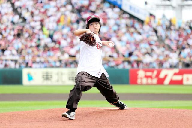 楽天戦 お笑い芸人のエバースが始球式に登場 左腕から速球投げ込む