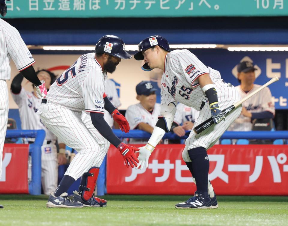 　１回、先制２ランを放ち村上（右）とロータッチするサンタナ（撮影・西岡正）