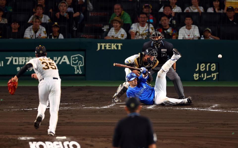 　６回、伊藤はスクイズを空振りするも暴投になり三走が生還する（撮影・山口登）