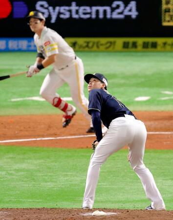 　７回、栗原に先制本塁打を浴びた山下