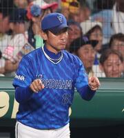 　６回、宮崎の打球判定にリクエストを出す三浦監督（撮影・中田匡峻）