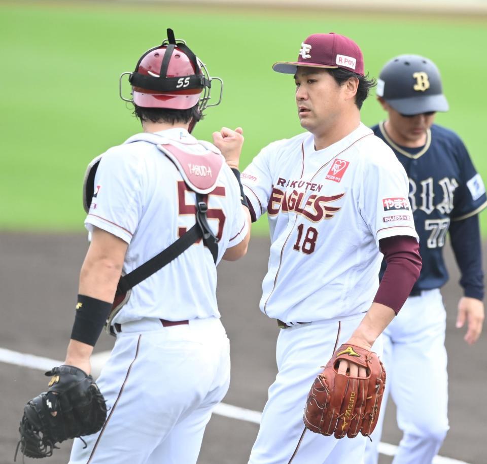 　初回を無失点に抑え安田（左）とタッチする田中将＝２８日