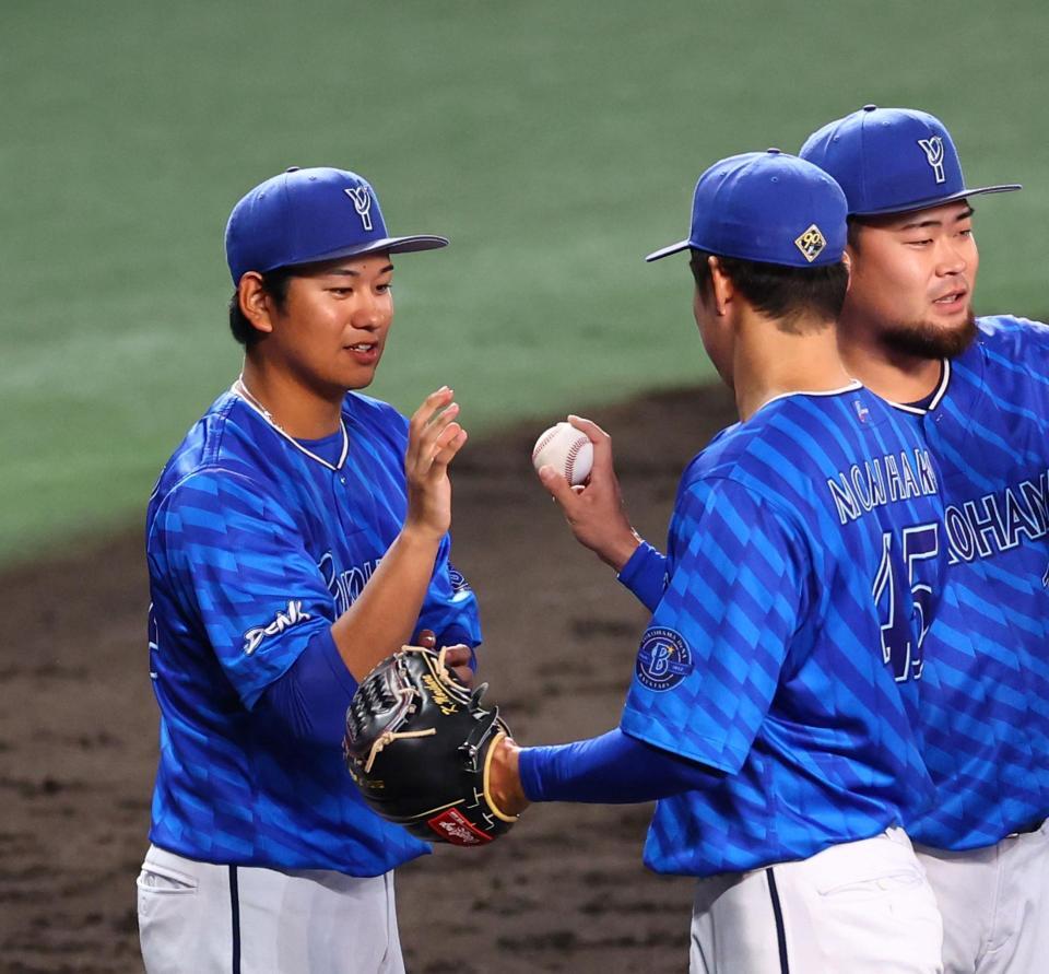 　吉野（左）は森原からウイニングボールを贈られる（撮影・山口登）