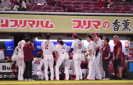 　試合前、円陣を組む楽天ナイン（撮影・開出牧）