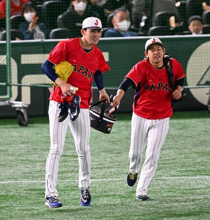 　ＷＢＣで宮城とじゃれ合う佐々木（２０２３年３月）