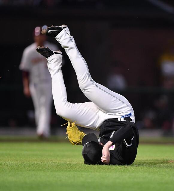 ロッテ・佐々木朗希 右膝付近に楽天・辰己の中前打が当たる