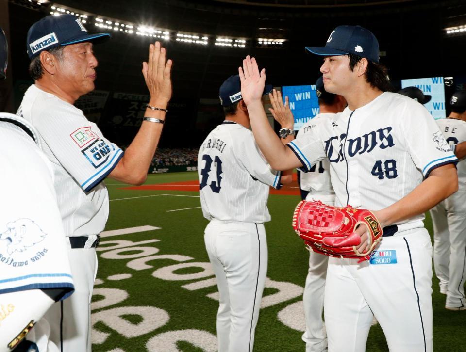 　完封勝利の今井（右）を迎える渡辺監督代行