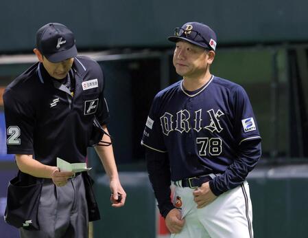 　５回、正木に左前打を浴びた田嶋をマウンドから降ろす中嶋監督