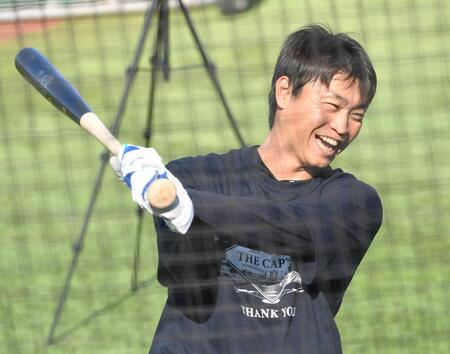 引退試合のヤクルト・青木宣親が絶叫「サンキュー！」試合前に粋な演出　自身熱唱の「レイニーブルー」突然神宮に響く　ナイン爆笑