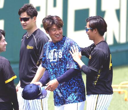 　阪神・島本と談笑する陽川（中央）＝６月８日、甲子園