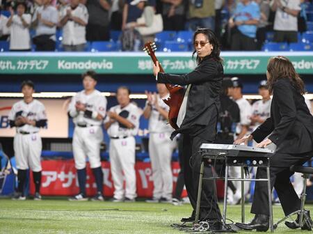 　国歌演奏をするＧＬＡＹのＴＡＫＵＲＯ（撮影・佐々木彰尚）