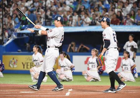 　始球式を務めた長男の球を受けた青木（撮影・佐々木彰尚）