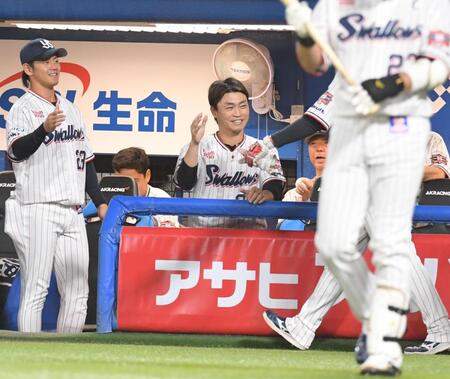 　１回、先制点に喜ぶ青木（撮影・佐々木彰尚）