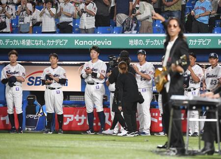 　ＧＬＡＹのＴＡＫＵＲＯ国歌演奏を聞く青木（左から２人目）＝撮影・佐々木彰尚